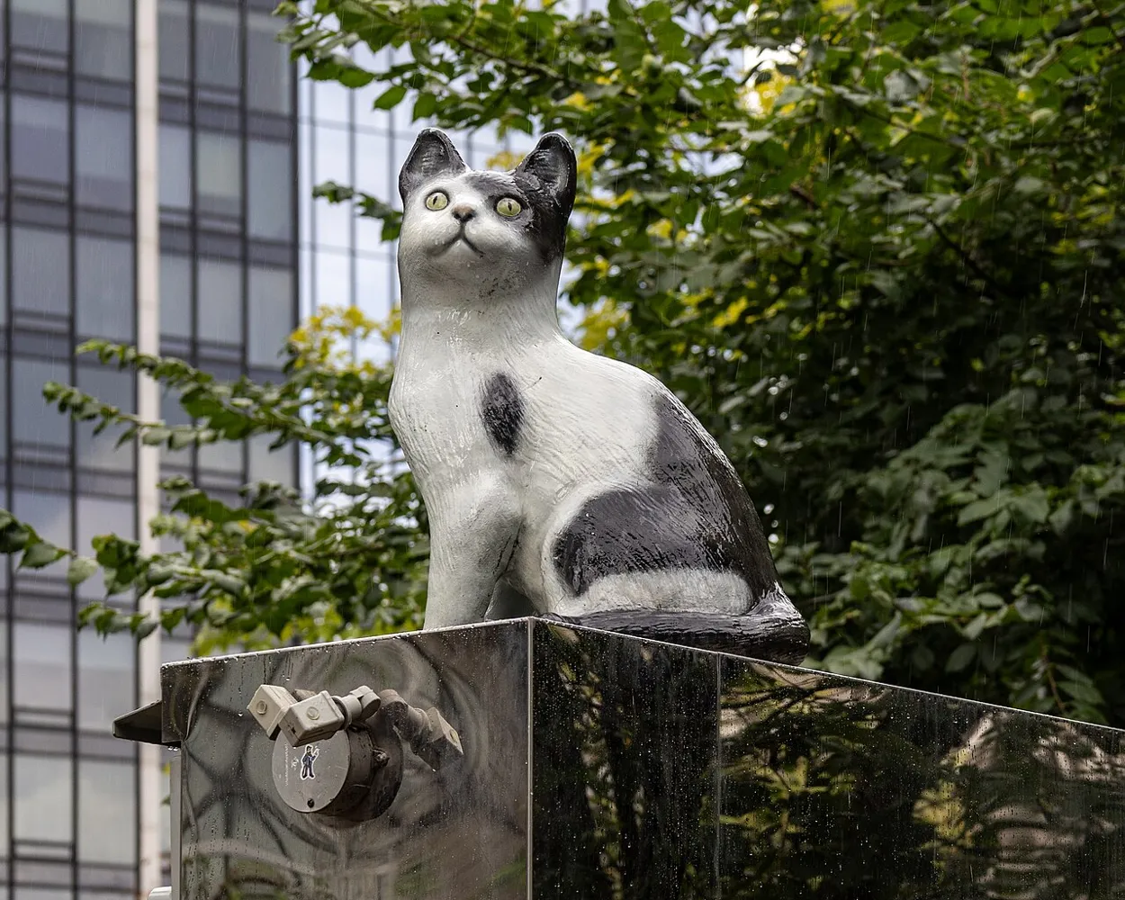 Cat statue in Berczy Park, Toronto, Ontario, 2025-08-25